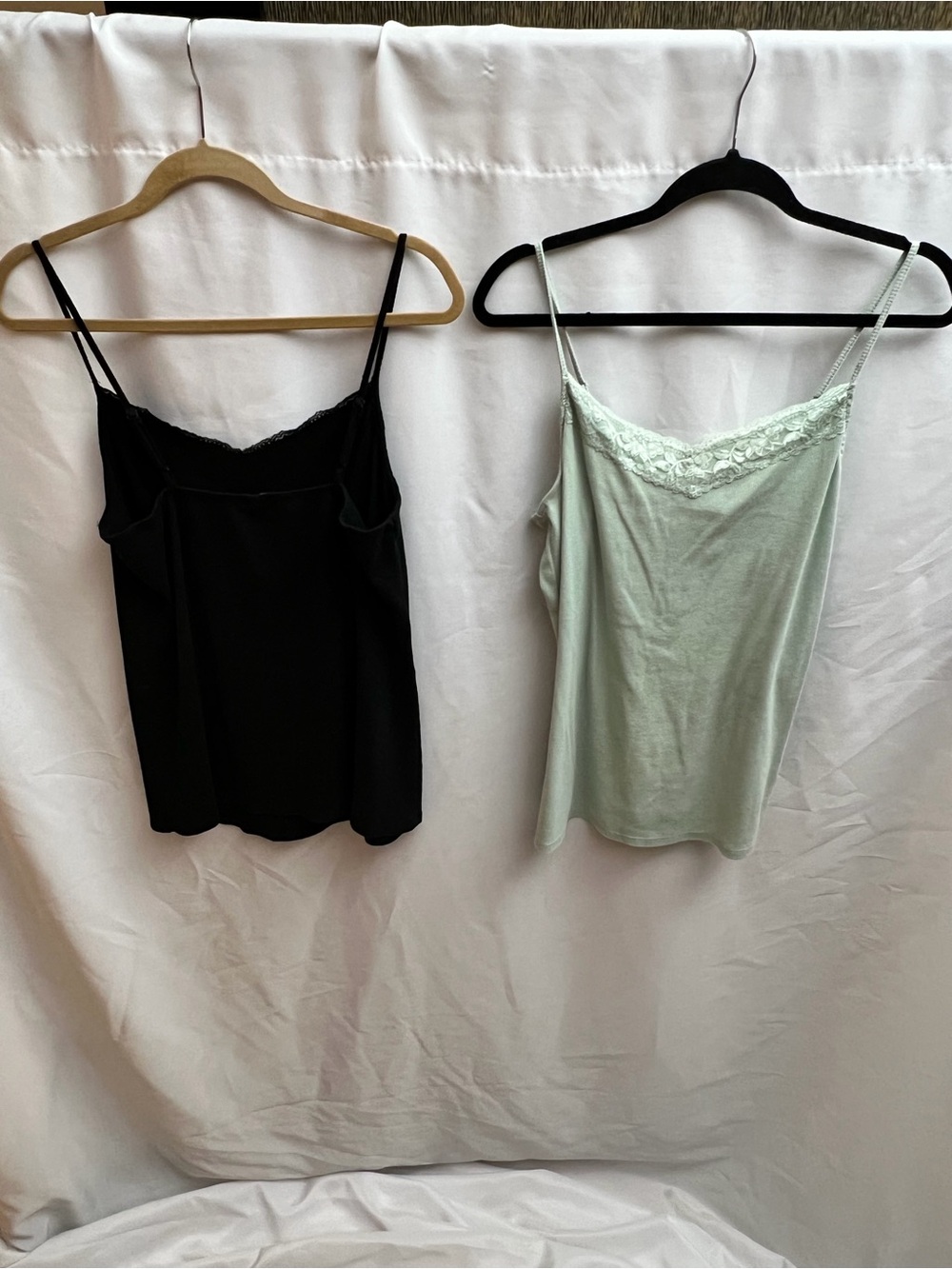 Heart & Hips Women’s XL Lace Trim Camisole Tank Tops Black Green Lot of 2